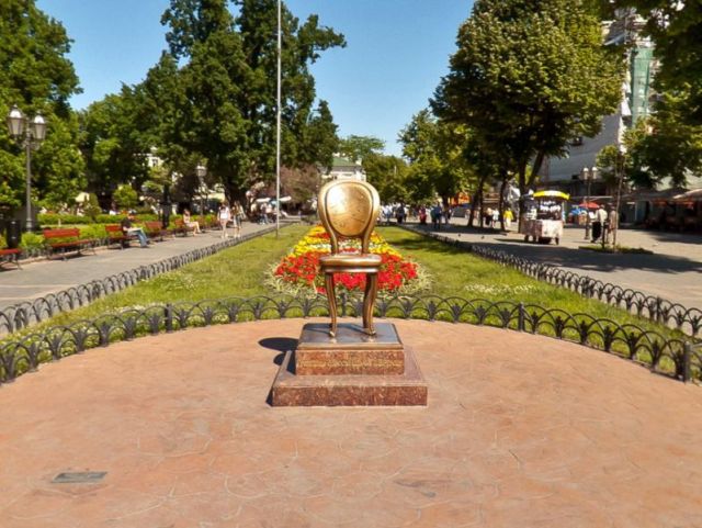 памятник двенадцатому стулу в Горсаду на улице Дерибасовской