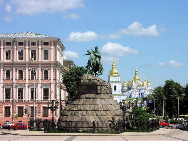 памятник Хмельницкому на фоне Николаевского собора