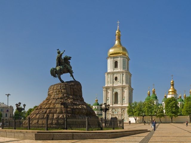 памятник Хмельницкому на фоне Софиевского собора