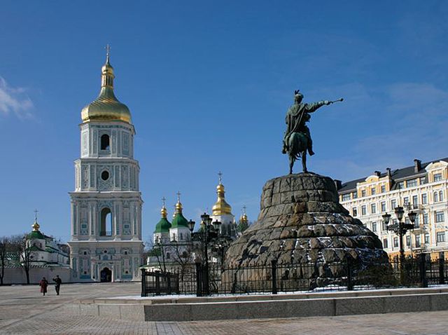 памятник Хмельницкому на фоне Софиевского собора под другим ракурсом