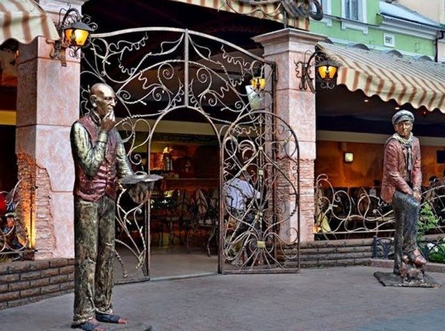 Памятник Остапу Бендеру и Кисе Воробьянинову у ресторана «Печескаго»