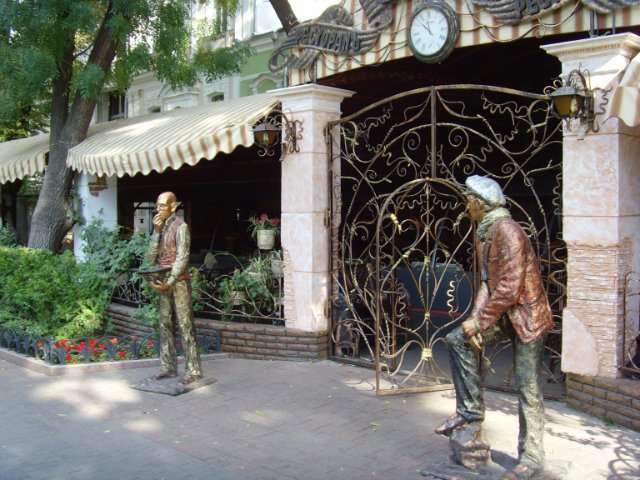 Памятник Остапу Бендеру и Кисе Воробьянинову с другого ракурса