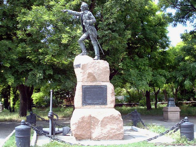 Памятник Суворову - вид сбоку