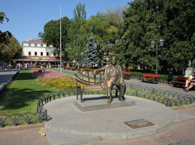 памятник Утесову в Городском саду (позади памятник двенадцатому стулу)