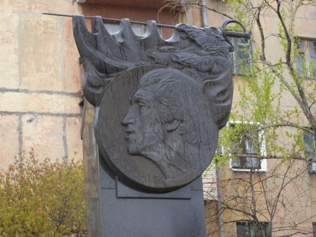 барельеф со шпагой