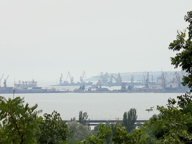 панорамный вид на побережье Азовского моря и торговый порт