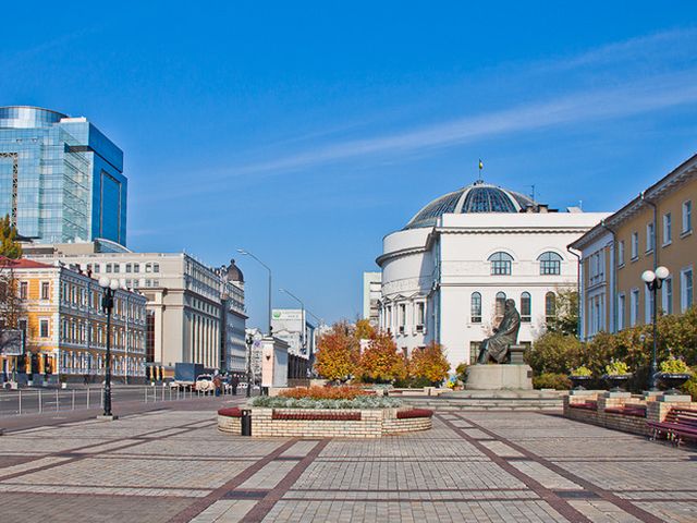 площа з пам'ятником М. Грушевському біля Будинку вчителя