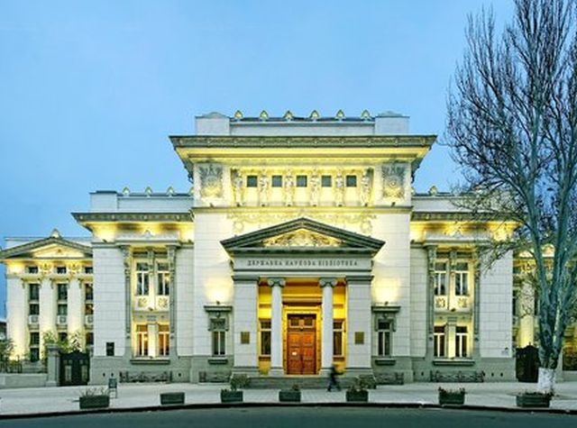 ночная подсветка фасада городской библиотеки