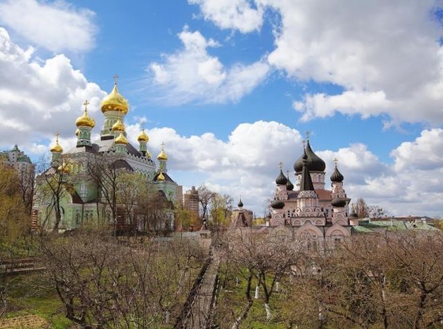 главные постройки монастыря - Никольский собор(слева) и Покровская церковь(справа)