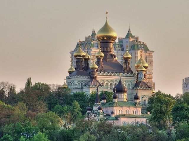 Покровский монастырь сегодня на фоне застройки Киева