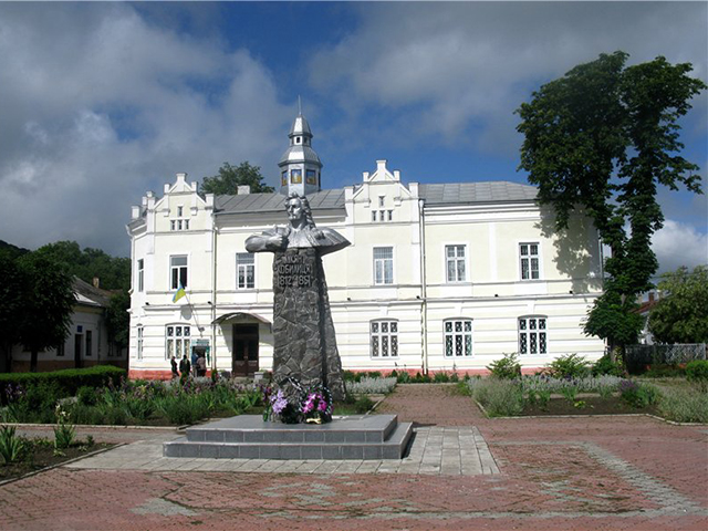 Памятник Лукьяну Кобылице