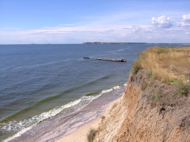 затопленная баржа у берегов острова Березань - излюбленное место дайверов