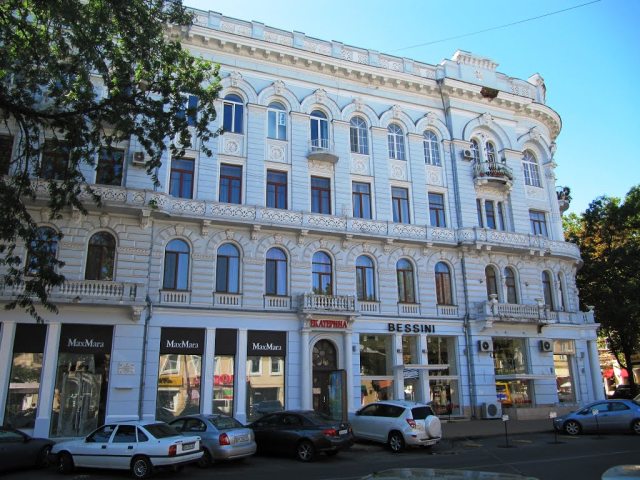 Здание с длинным балконом