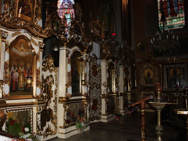 алтарь и витражи Успенской церкви