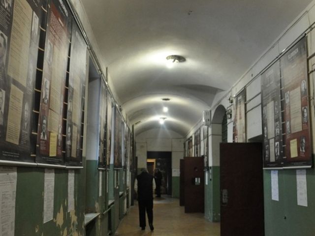 коридоры с экспозициями в музее-тюрьме на Лонцкого