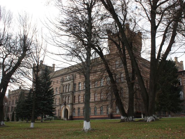 импозантная центральная часть здания
