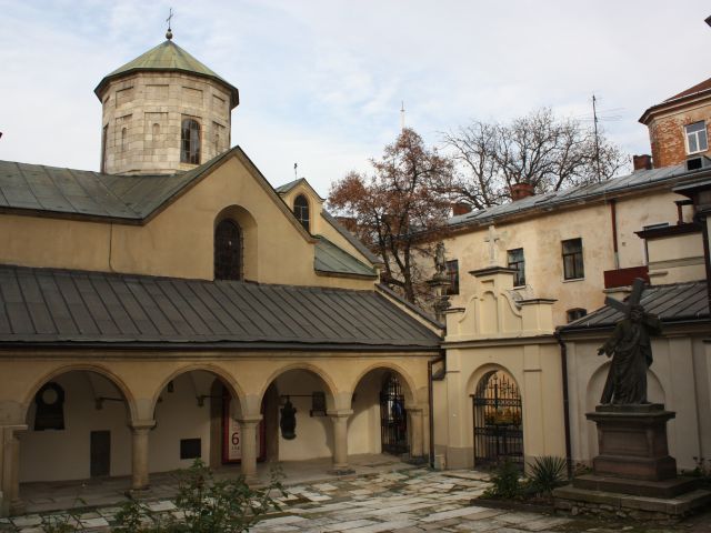 внутрішній двір Вірменського собору