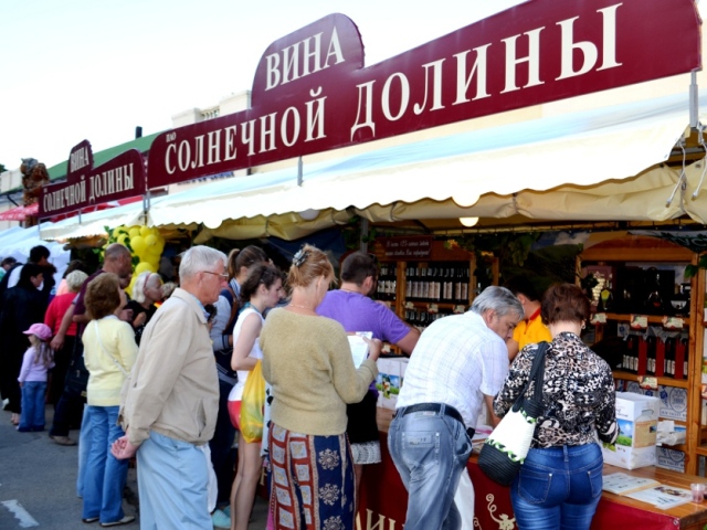 дегустация вина во время фестиваля «WineFeoFest»