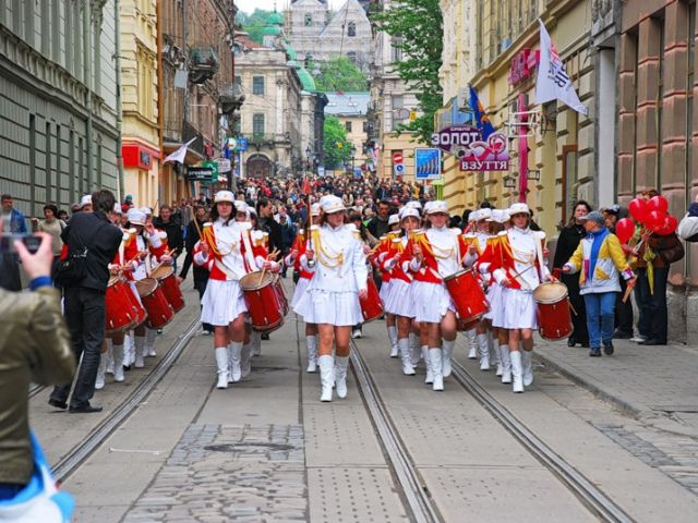 праздничный парад в День города Львова