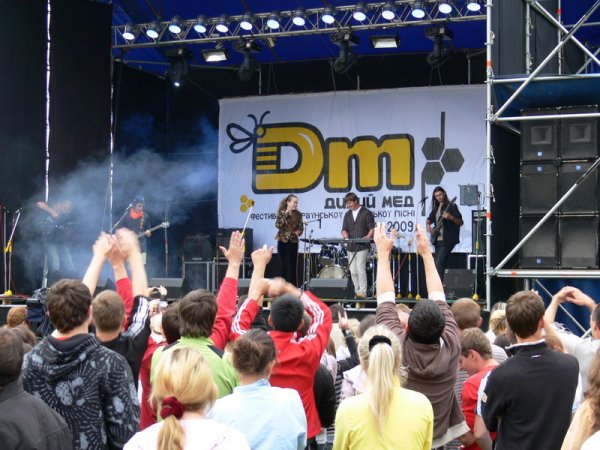 сцена фестиваля «ДИКИЙ МЕД»