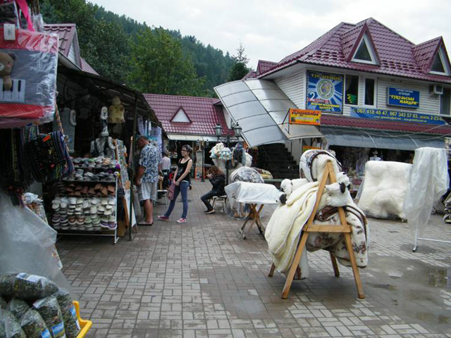 Косовский базар - вышитые рушники, тканые рубашки
