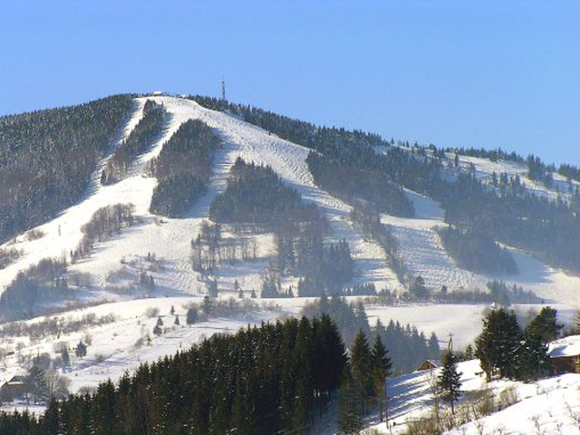 Вид на горнолыжные трассы курорта Синяк