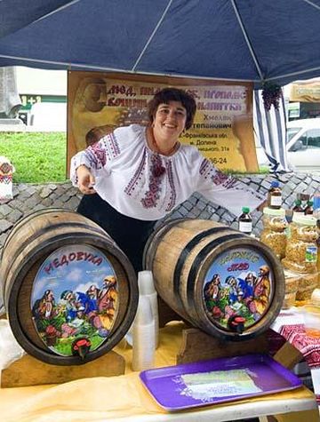разнообразные продукты пчеловодства, в т.ч. и медовуха