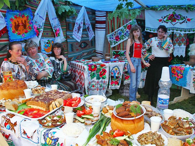 традиционные гуцульские блюда и вышивки