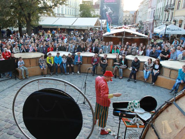 сцена на площади Рынок