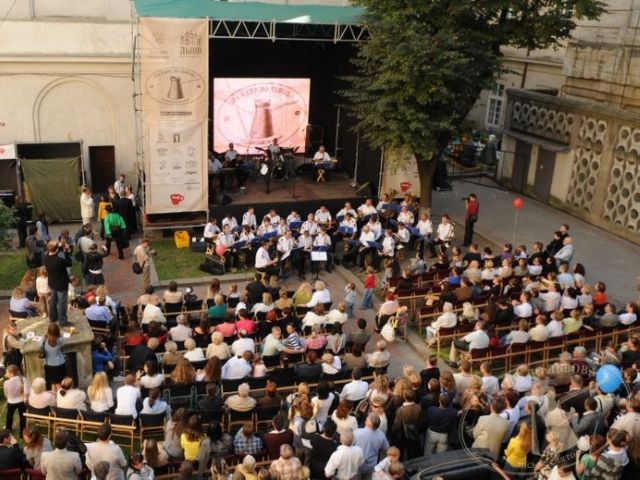 сцена во внутреннем дворе Ратуши