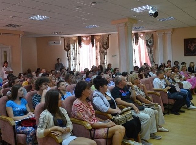 участники фестиваля во Дворце культуры и искусств